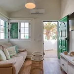 Апартаменты Homeforguest Modern And New Beachfront