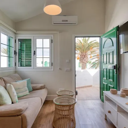 Apartment Homeforguest Modern And New Beachfront